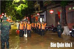 Cán bộ, chiến sĩ Bộ CHQS tỉnh Cao Bằng giúp đỡ nhân dân bị ảnh hưởng bão lũ